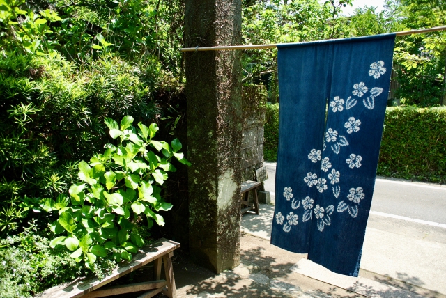 花柄の藍染の暖簾