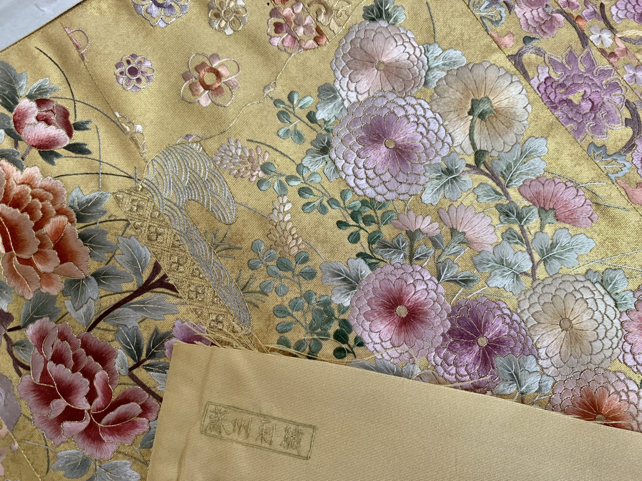 蘇州刺繍 相良刺繍 華紋 手刺繍 付け下げ 反物 正絹 灰桜 はいざ 蘇州刺繍 相良刺繍 華紋 手刺繍 付け下げ 反物 正絹 灰桜 はいざ