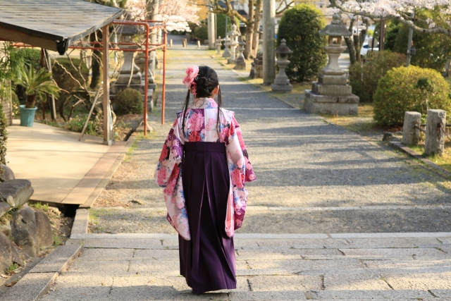 袴を着た後ろ姿の子供