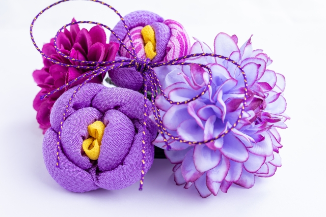 紫色の布でできたお花