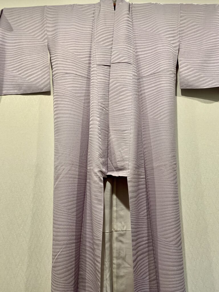 干された薄紫色の着物