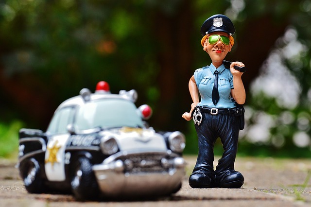 おもちゃのパトカーと警察の人形