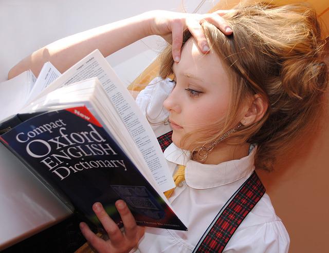 辞書を読む女の子