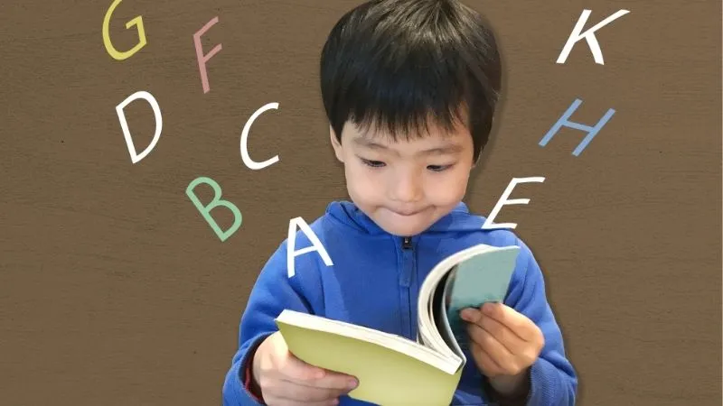 本で英語を勉強する子