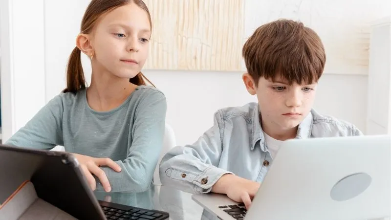 PCを操作する子供