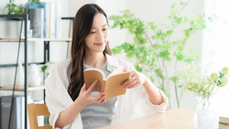 女性が本を読む