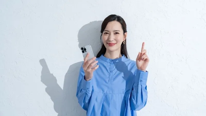 女性がスマホを持っている