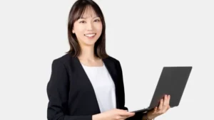 女性がパソコン持っている