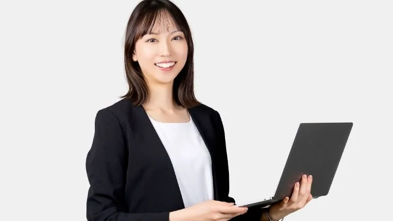 女性がパソコン持っている