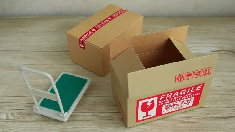発送の様子を表現した台車とダンボール