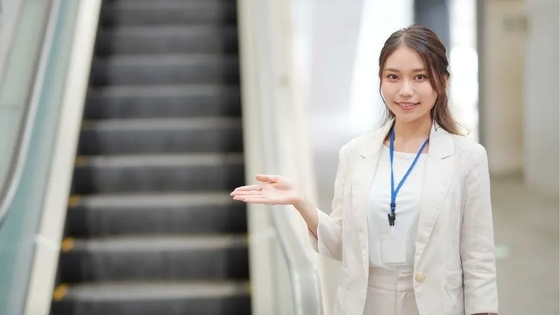 エスカレーターと案内人