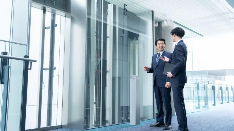 エレベーター　男性２人