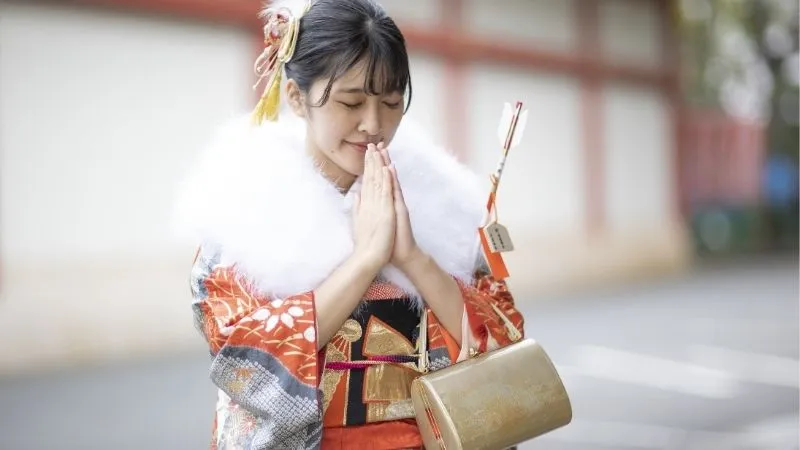 破魔矢を持った女性