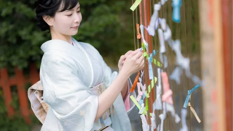 おみくじ　着物の女性