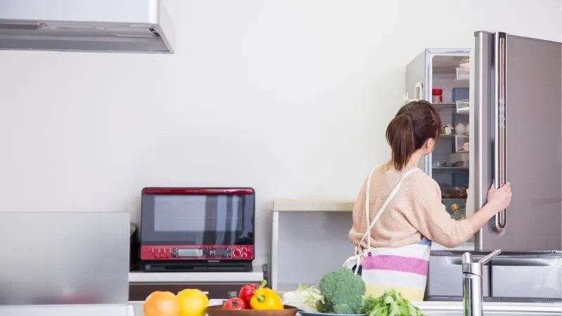 冷蔵庫　女性　野菜