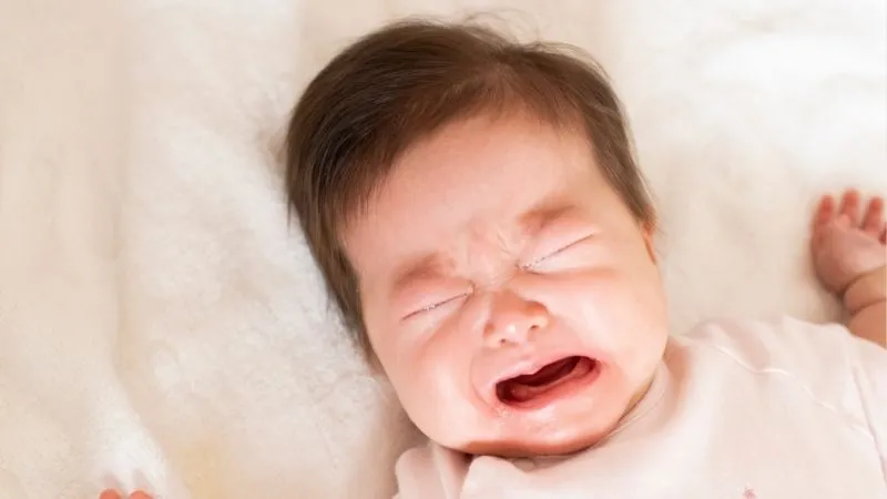 泣いている赤ちゃん