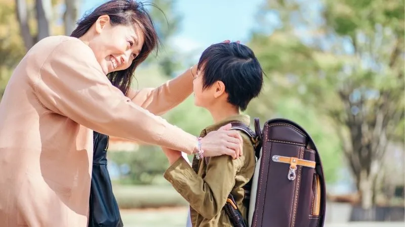 子供を褒める母